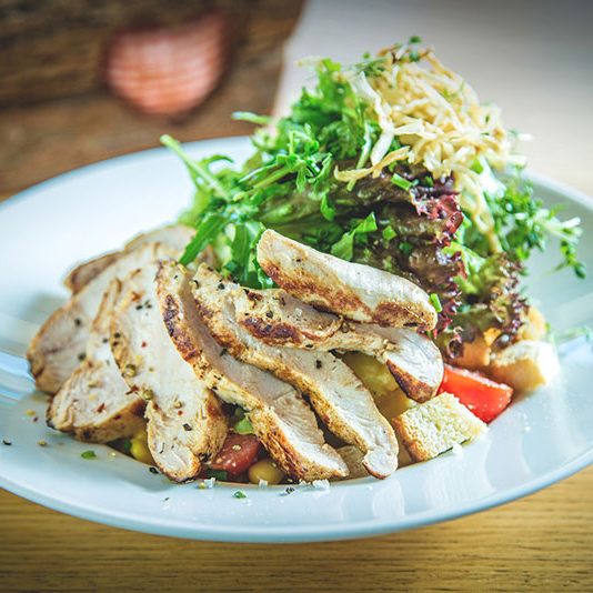 Salat mit Putenbruststreifen
